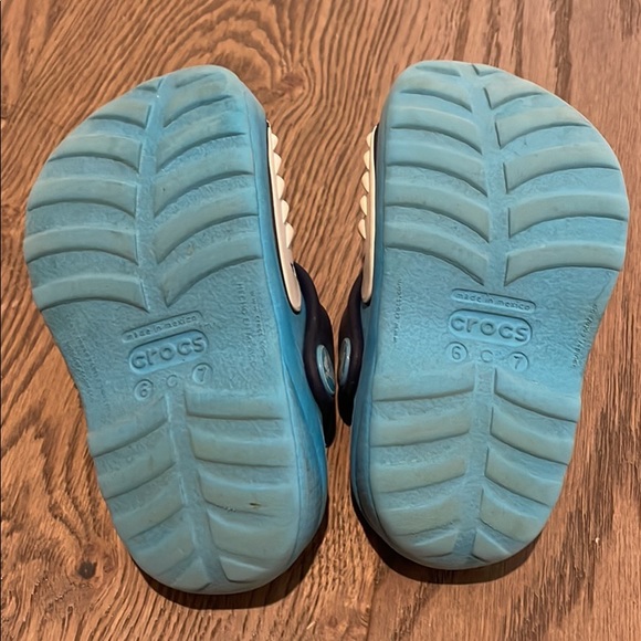 Toddler Crocs size 6-7c - Picture 3 of 3